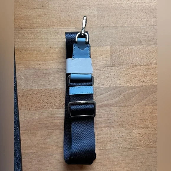 Excellent Michael Kors Kenly Tote Shoulder Bag light blue and silver hardware. - Picture 3 of 9